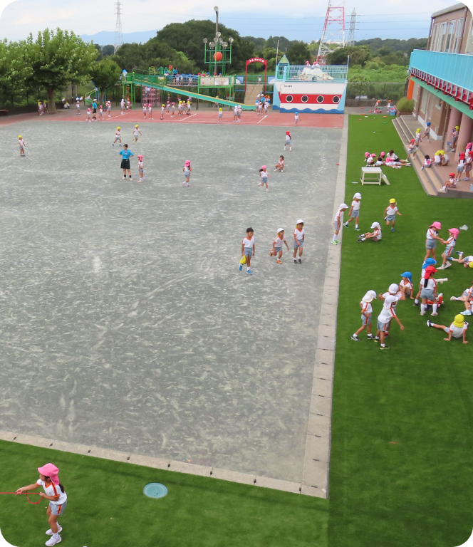 遊びと学びを支える広大な園庭と充実の施設